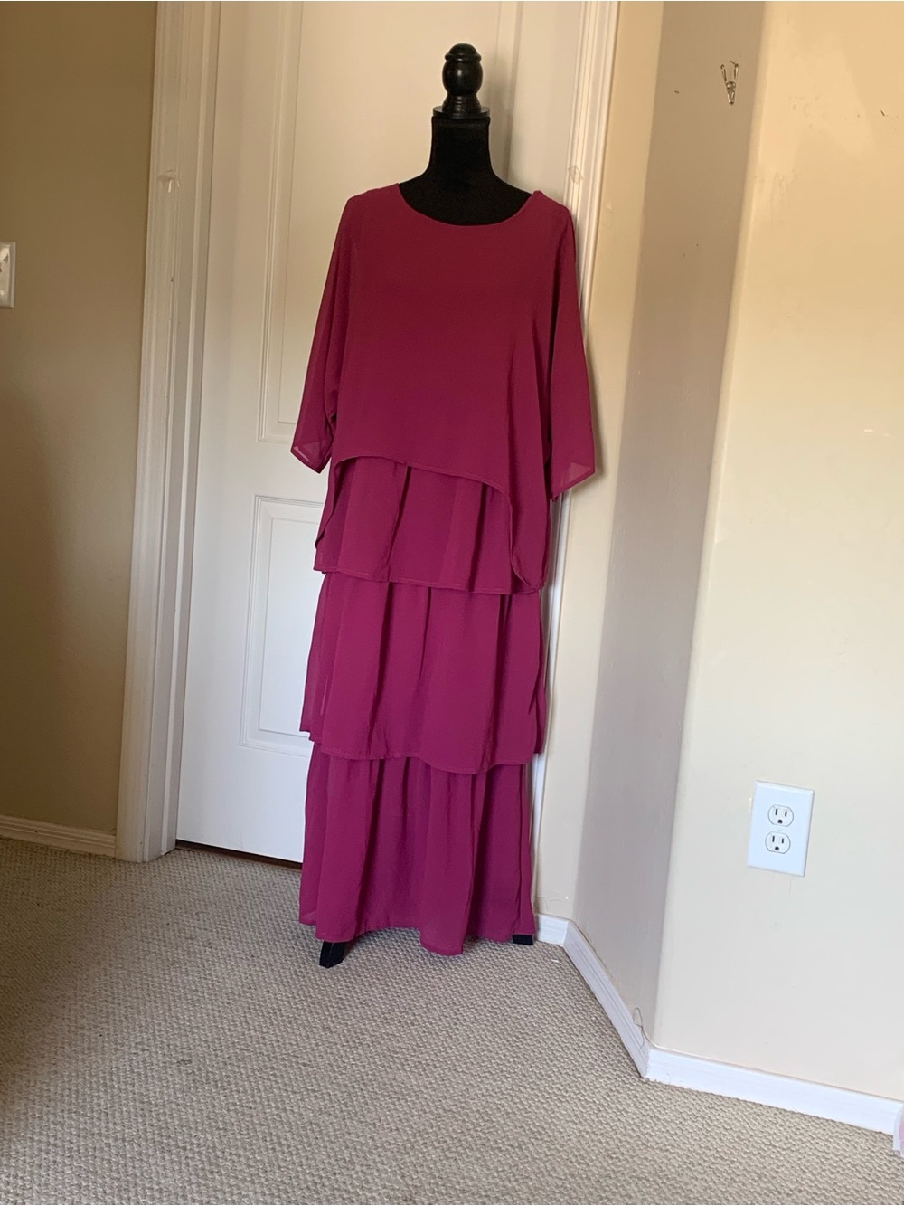 Women’s Layered Maxi Dress in Magenta Elegant Tiered Silhouette 3/4 Sleeve Sz M